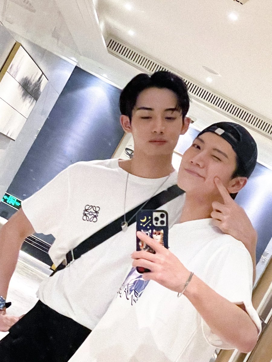NCTupdating's tweet photo. IM SO HAPPY 😭😭😭 https://t.co/fahTzLb5De