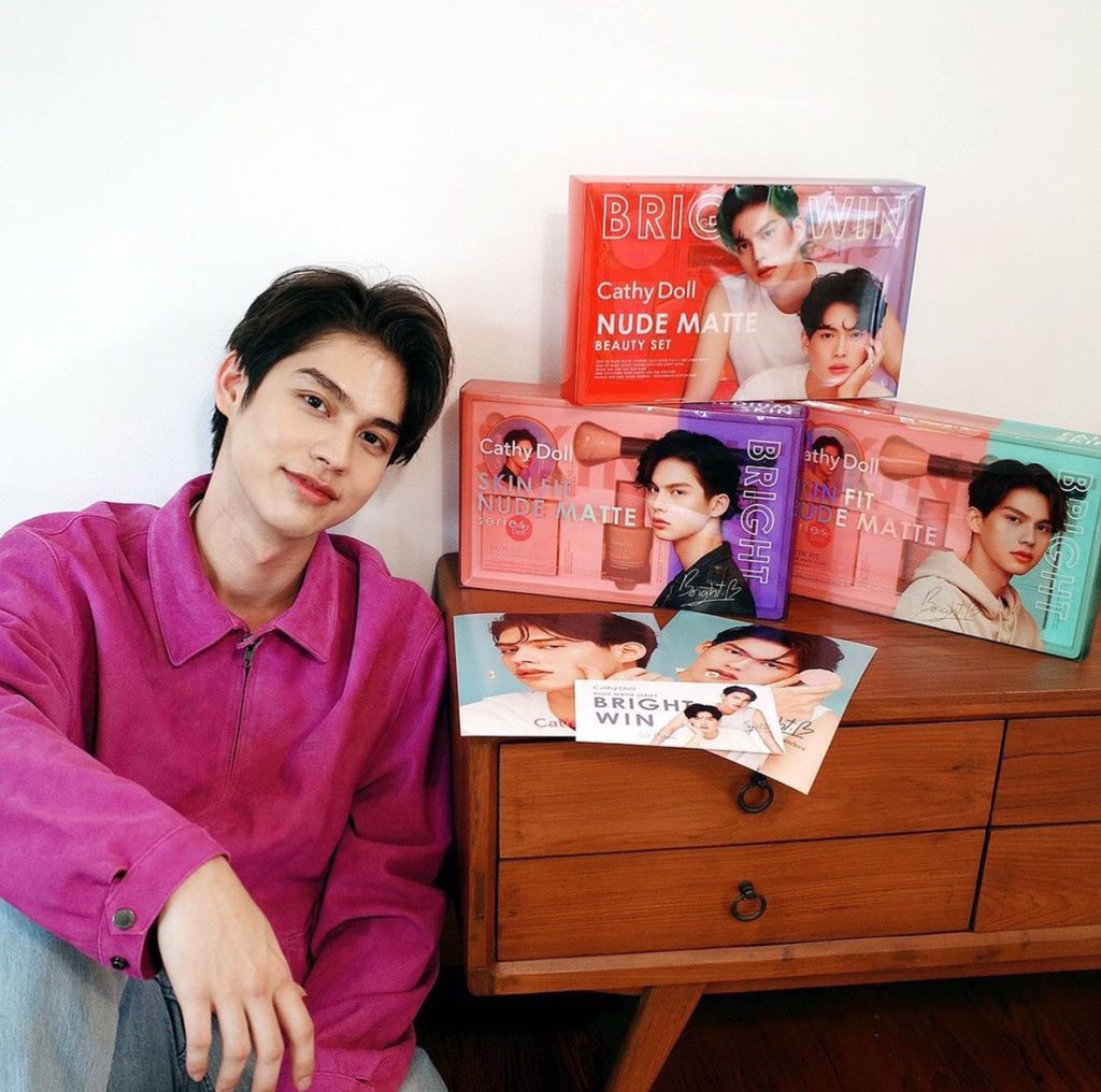 bowpuff's tweet photo. Me: แต่งหน้าไม่เป็นและ WFH
ไบร์ทวิน: หม่ามี๊....
Me again:
#BoxSetBrightWinFinForHome
#CathyDollxBrightWin
#bbrightvc #winmetawin https://t.co/V59GR9WLP7