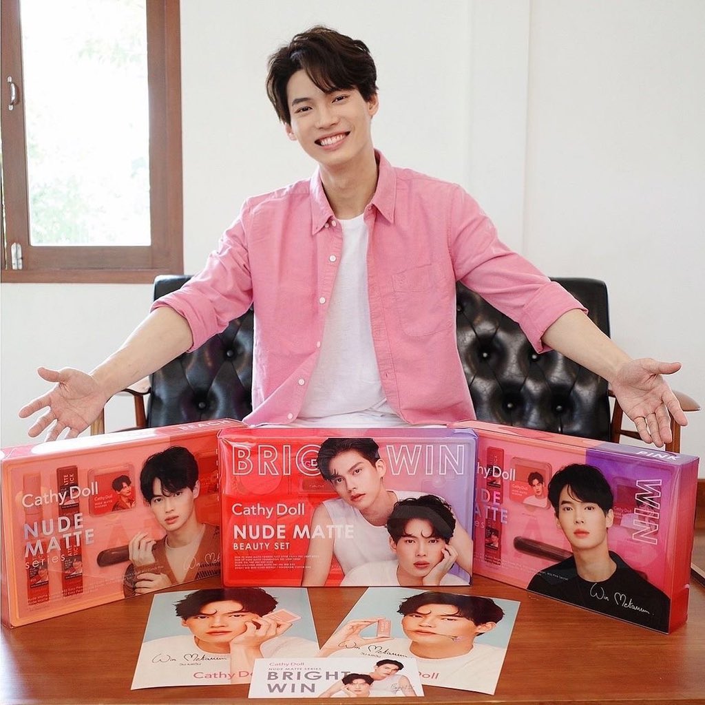 bowpuff's tweet photo. Me: แต่งหน้าไม่เป็นและ WFH
ไบร์ทวิน: หม่ามี๊....
Me again:
#BoxSetBrightWinFinForHome
#CathyDollxBrightWin
#bbrightvc #winmetawin https://t.co/V59GR9WLP7