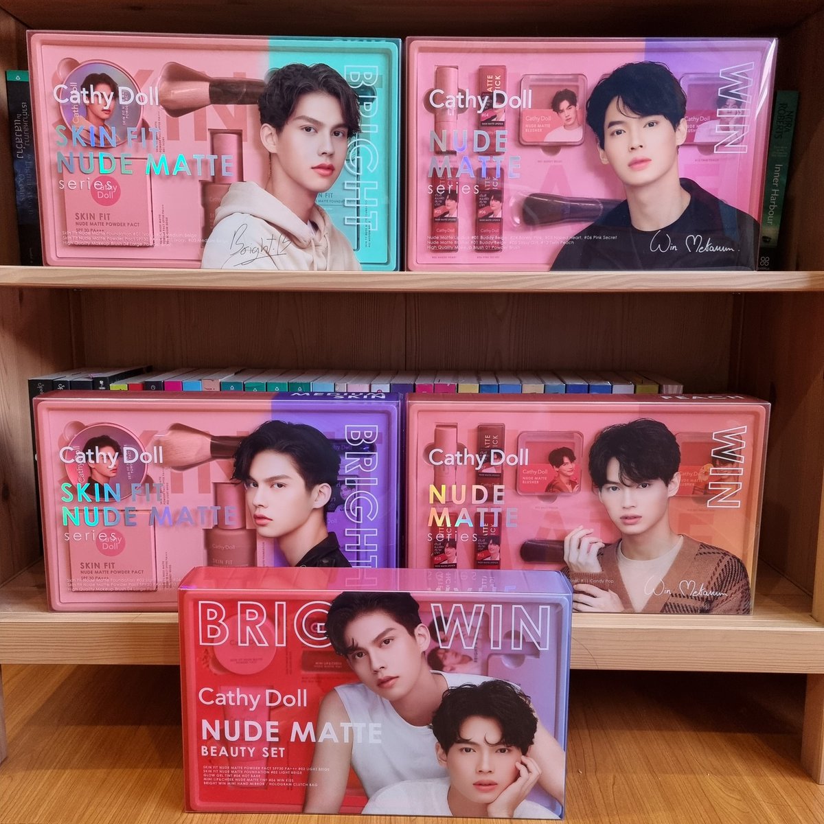 bowpuff's tweet photo. Me: แต่งหน้าไม่เป็นและ WFH
ไบร์ทวิน: หม่ามี๊....
Me again:
#BoxSetBrightWinFinForHome
#CathyDollxBrightWin
#bbrightvc #winmetawin https://t.co/V59GR9WLP7