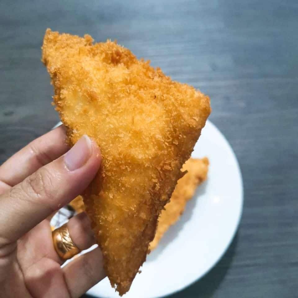 DailyMakan's tweet photo. Roti Goreng Crispy Inti Cabonora Cheese Licin Sepinggan

Selalu Kekna buat sarapan pagi. Memang tak cukup la. Licin sepinggan sekejap je. Hahaha.
Meh Kekna nak shareee. Mana tahu tak ada idea nak buat apa dengan roti tu kan. 
Bahan-Bahan
Roti
Serbuk roti
Tepung gandum
Telur
Sosej https://t.co/JNedcvrgwc