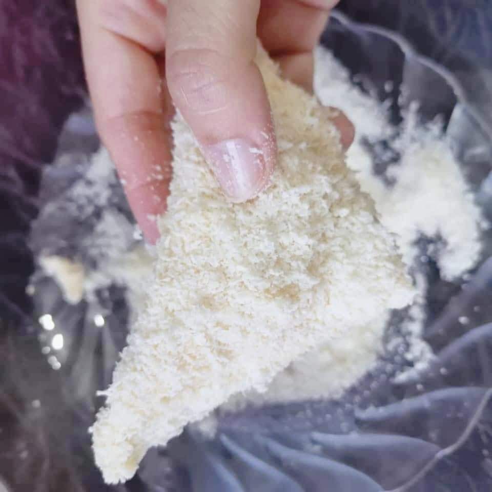 DailyMakan's tweet photo. Roti Goreng Crispy Inti Cabonora Cheese Licin Sepinggan

Selalu Kekna buat sarapan pagi. Memang tak cukup la. Licin sepinggan sekejap je. Hahaha.
Meh Kekna nak shareee. Mana tahu tak ada idea nak buat apa dengan roti tu kan. 
Bahan-Bahan
Roti
Serbuk roti
Tepung gandum
Telur
Sosej https://t.co/JNedcvrgwc