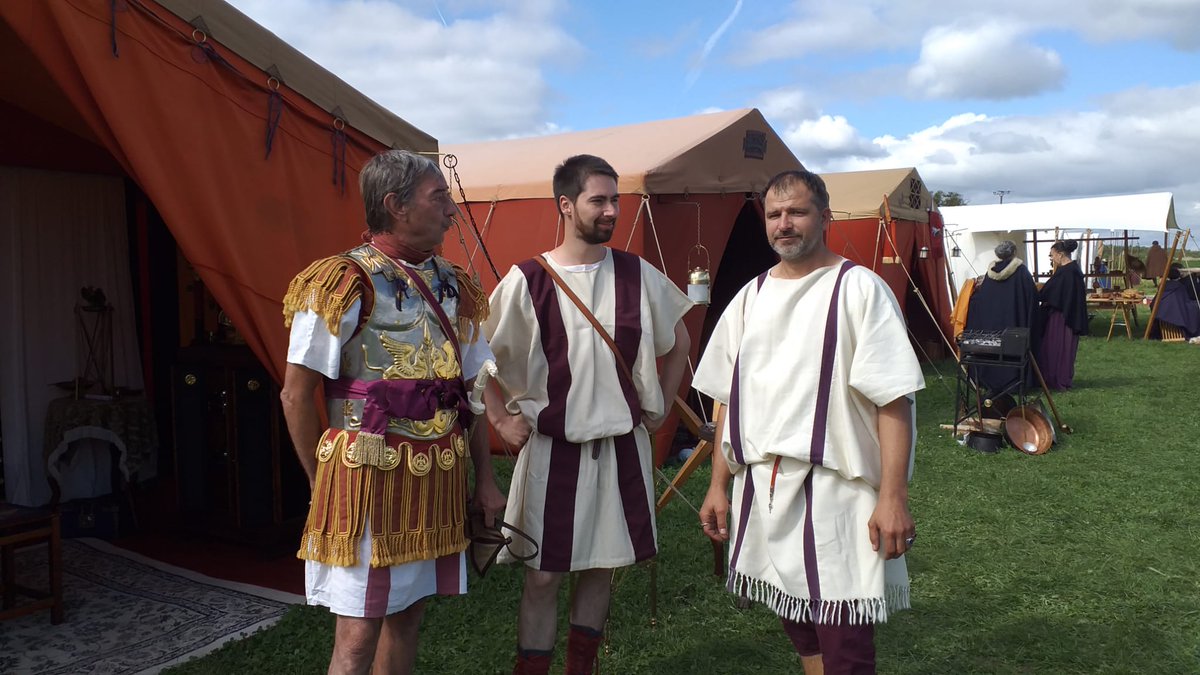 Praefectvs_Prae's tweet photo. FamiliaPoppaea wünscht allen einen schönen Start in die neue Woche😘
#FamiliaPoppaea #bestfamily #bestdarstellt #antikemode #Germanicvs #cesar #Germanicus #Amelia #RaeticiRomani #Rapax #RomanImperium #verdient #italialovers #Italian #Italy #allesfürdiebesten #Roman #followme https://t.co/Fha1PIzq3t