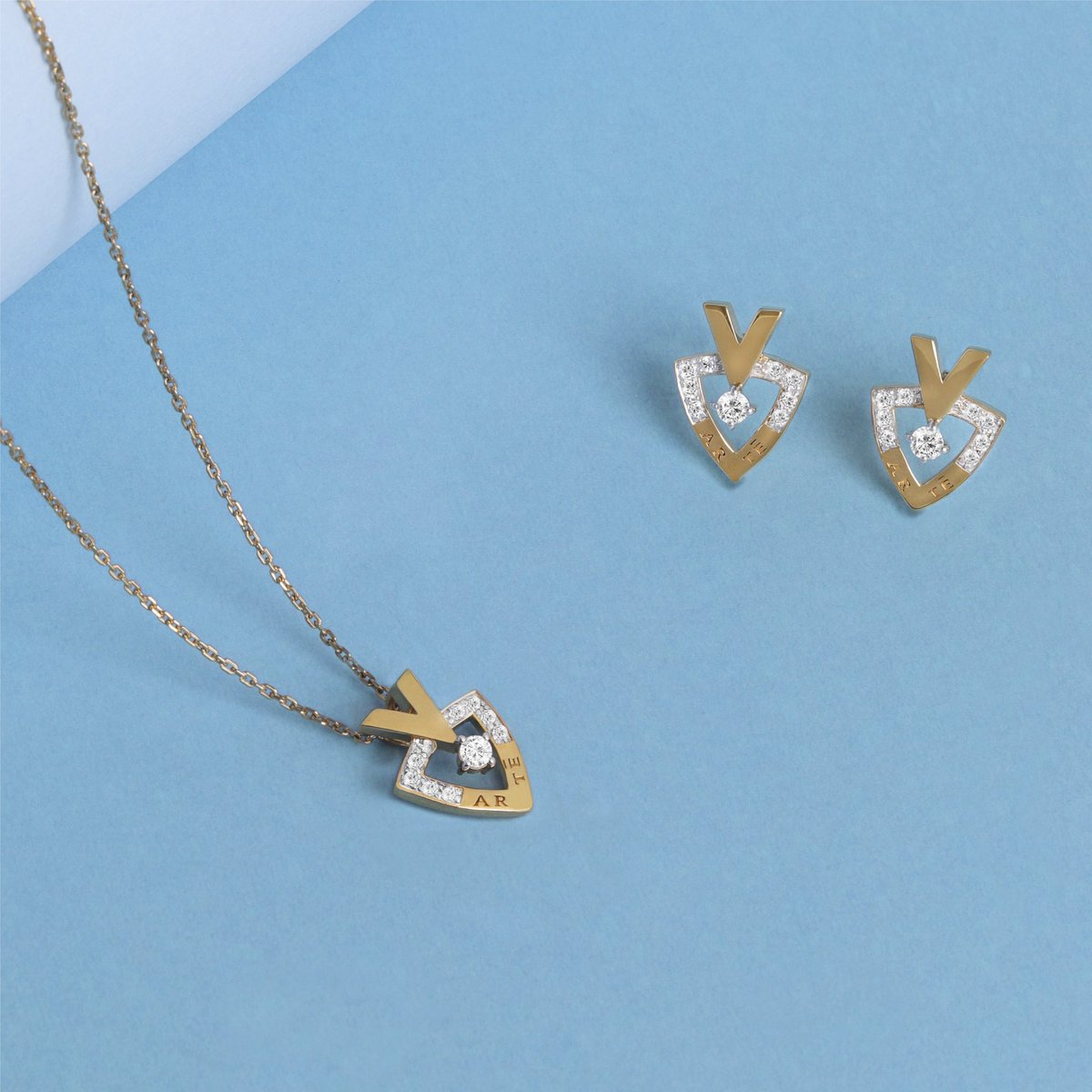 ARTEJewellery's tweet photo. Illustrating the variety of our iconic V patterns and shapes, ARTE's Reversed A Bold V necklace and earrings reveal the vitality and dynamic motions of the brand's emblem.

Discover more at https://t.co/wTHazhYYYw

#ARTEMadrid #ARTE #ReversedA #earrings #necklace https://t.co/CiYkPBPtCO