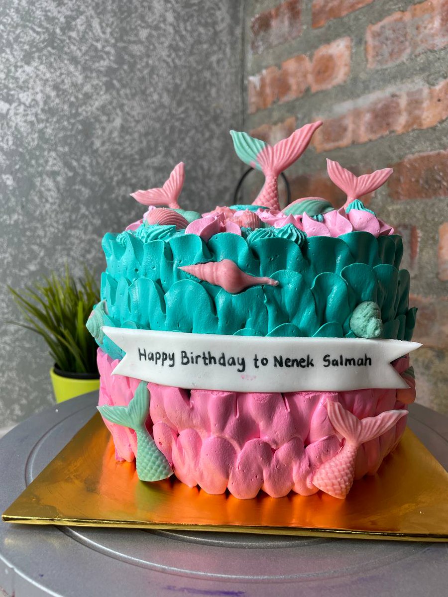 HumairacakesC's tweet photo. Happy Monday everyone!

Tumpang lalu.. si cantik manis Mermaid Cake nak lalu ni.. ade peminat tak dia ni.. 🧜 https://t.co/rx8x7Q9tuz