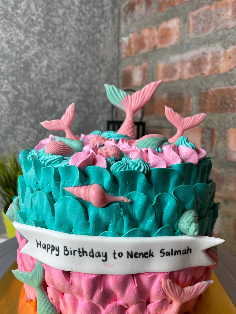 HumairacakesC's tweet photo. Happy Monday everyone!

Tumpang lalu.. si cantik manis Mermaid Cake nak lalu ni.. ade peminat tak dia ni.. 🧜 https://t.co/rx8x7Q9tuz