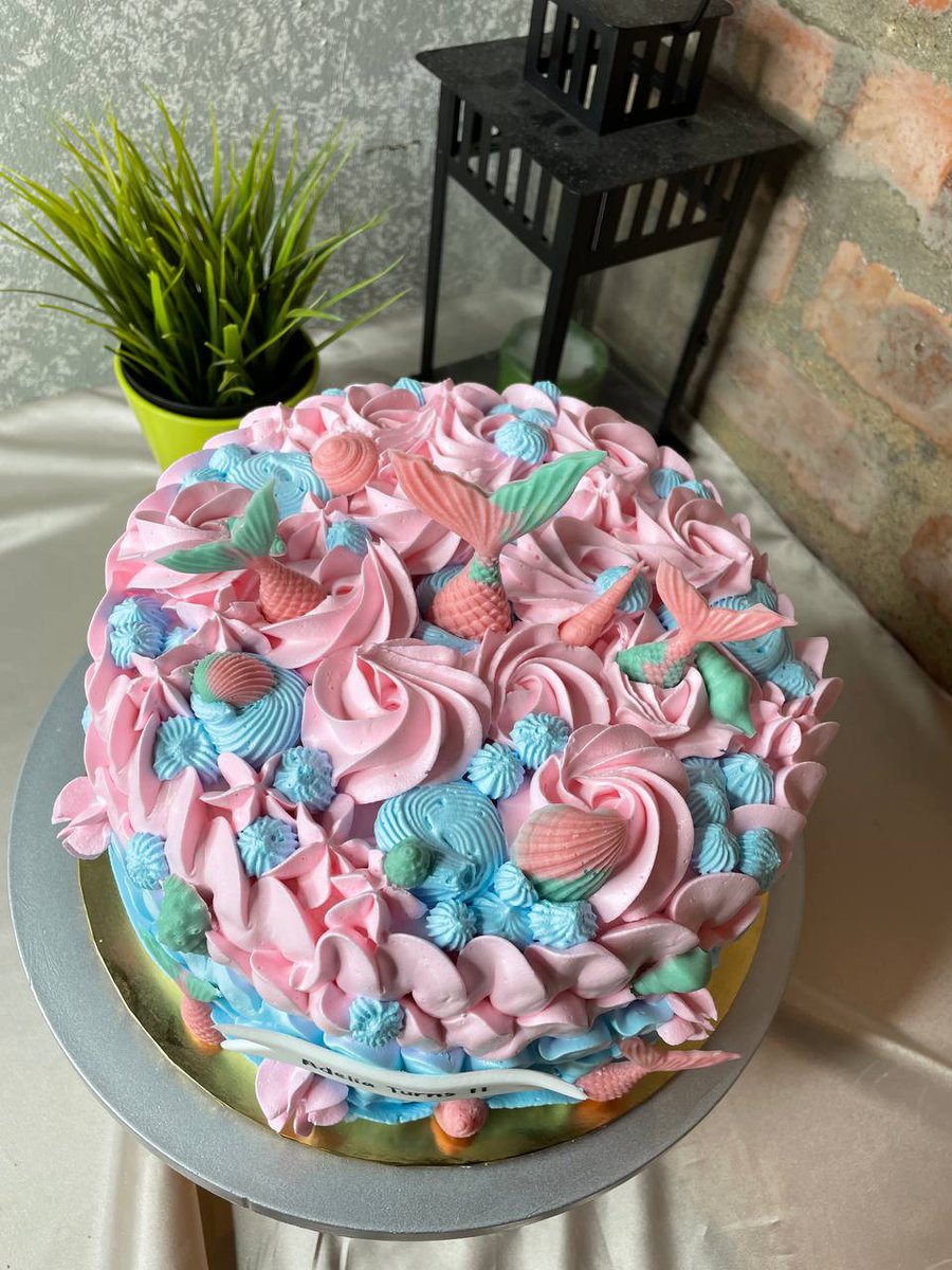 HumairacakesC's tweet photo. Happy Monday everyone!

Tumpang lalu.. si cantik manis Mermaid Cake nak lalu ni.. ade peminat tak dia ni.. 🧜 https://t.co/rx8x7Q9tuz