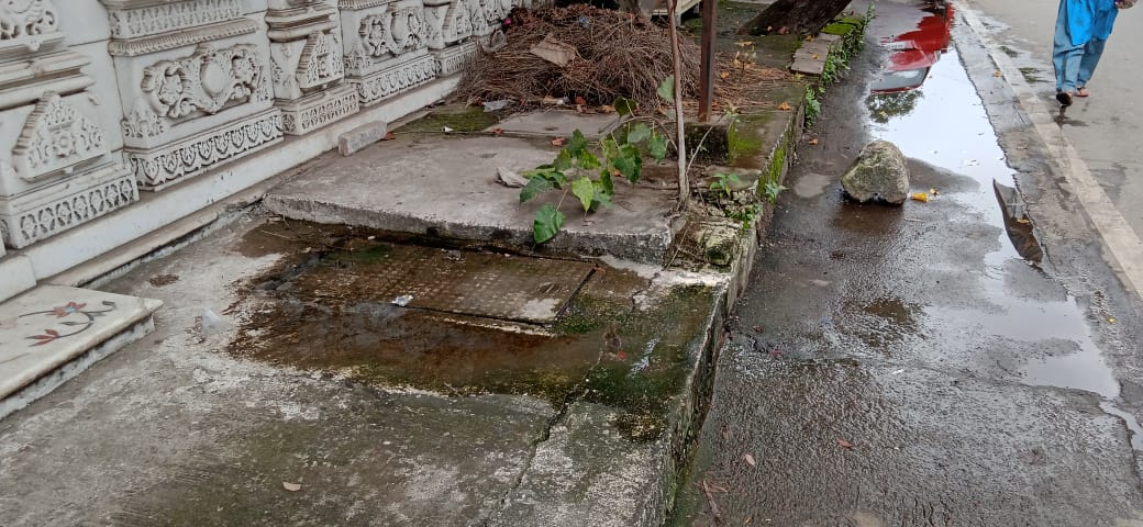<a href="/mybmcWardKE/">Ward KE BMC</a> <a href="/mybmc/">माझी Mumbai, आपली BMC</a> <a href="/mybmcHealthDept/">MCGM Health Department</a> @mybmcSWD This drainage line is choked &amp; dirty water overflowing past 1 week. One plumber said that the underground line needs to be connected with the main drainage line. add: Jain mandir,m.g.road,opp Tea Villa, vileparle east.Kindly resolve.