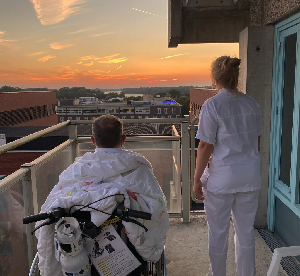 amsterdamumc's tweet photo. Patiënten liggen soms weken of zelfs maanden bij ons in het ziekenhuis. Een beetje frisse lucht halen is dan niet meer zo vanzelfsprekend. Hoe bijzonder is het dat onze medewerkers dan nét dat beetje extra voor hun patiënt kunnen doen? 🌅 #AmsterdamUMC #zonsondergang https://t.co/wpOvlHMv5h
