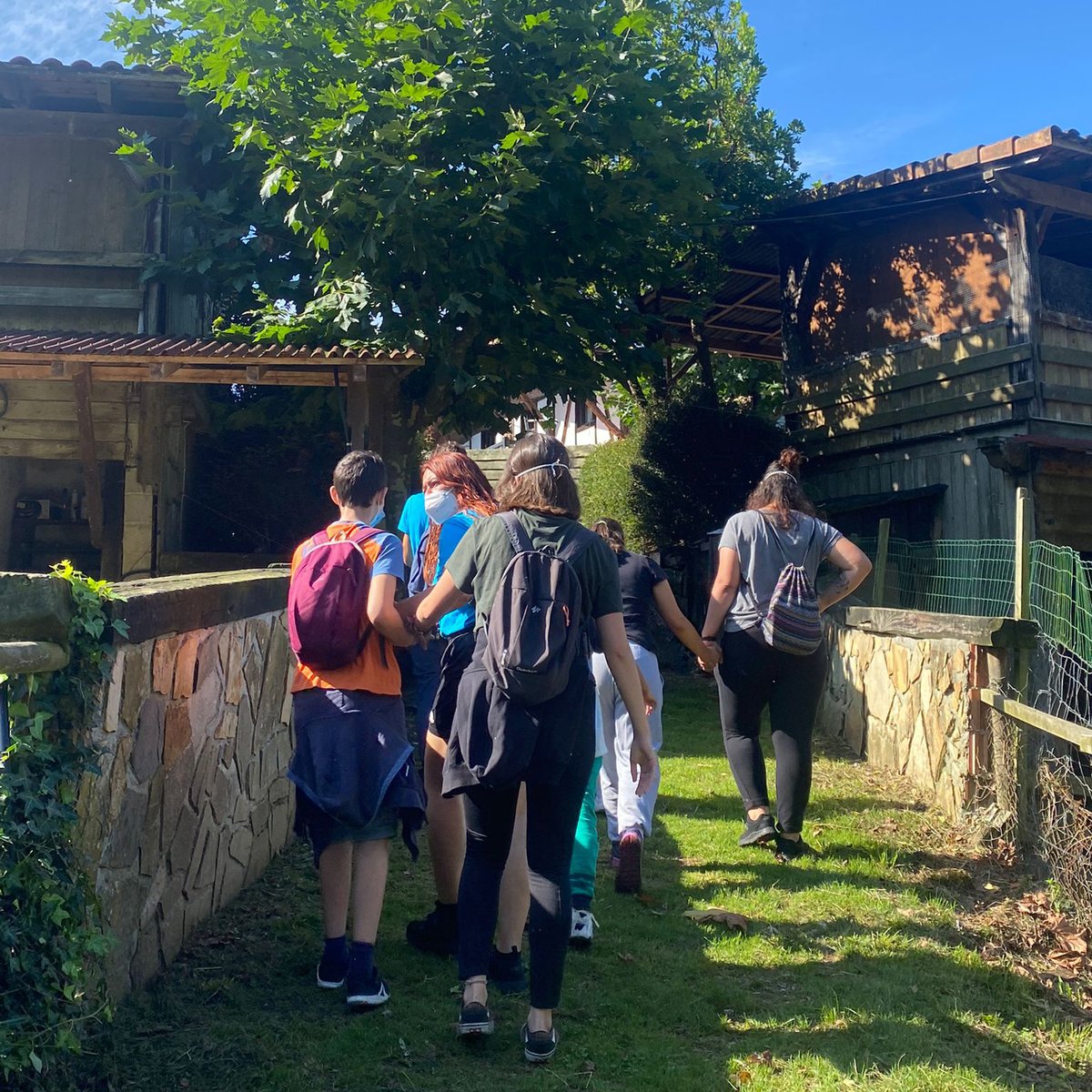 APNABI's tweet photo. ✌️😍 ¡Vaya día hemos disfrutado en #Basondo! Durante nuestro respiro de este fin de semana, los niños y niñas han podido acercarse a los animales y aprender mucho sobre ellos en el refugio de la fauna en #Urdaibai. https://t.co/UUI7w9wVJY