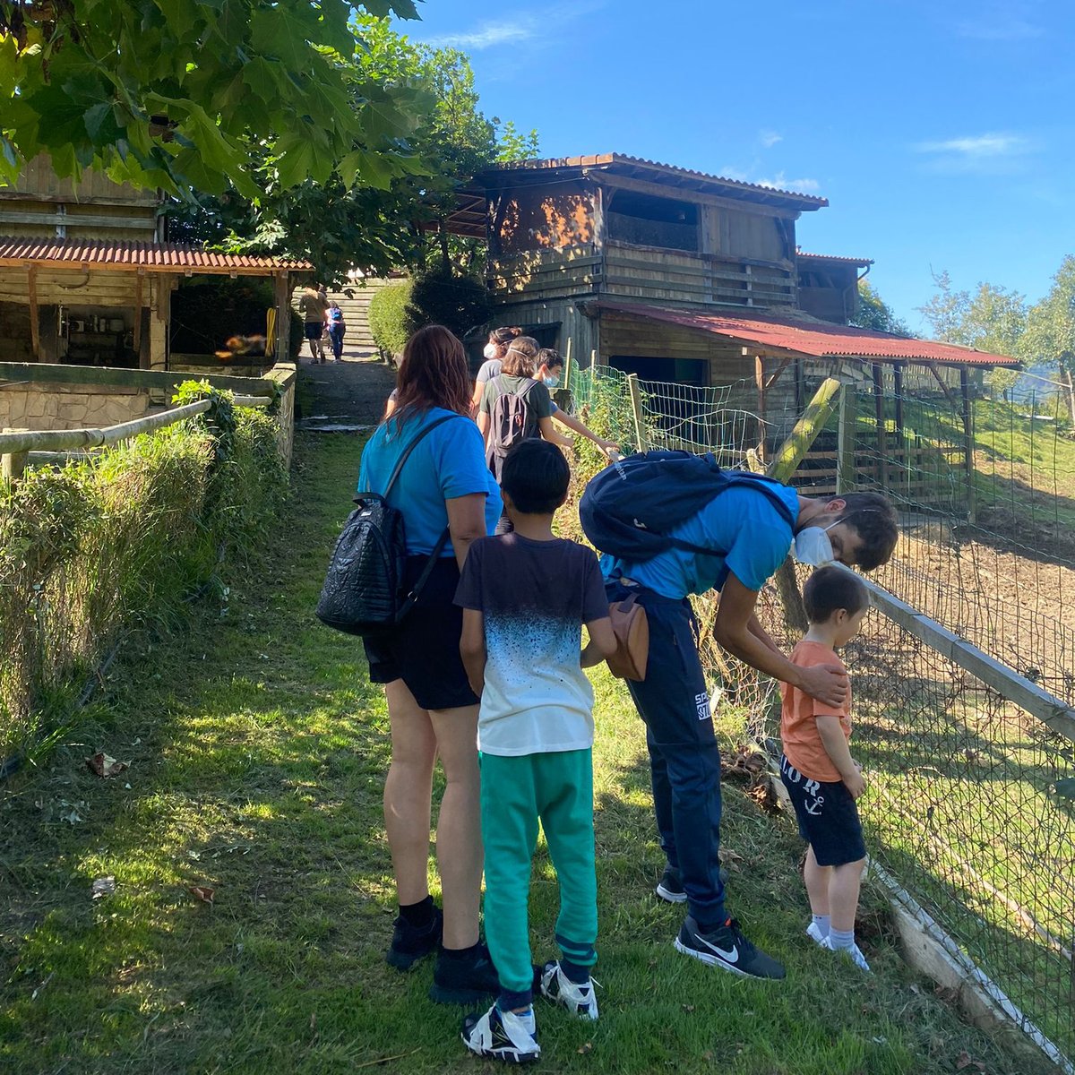 APNABI's tweet photo. ✌️😍 ¡Vaya día hemos disfrutado en #Basondo! Durante nuestro respiro de este fin de semana, los niños y niñas han podido acercarse a los animales y aprender mucho sobre ellos en el refugio de la fauna en #Urdaibai. https://t.co/UUI7w9wVJY