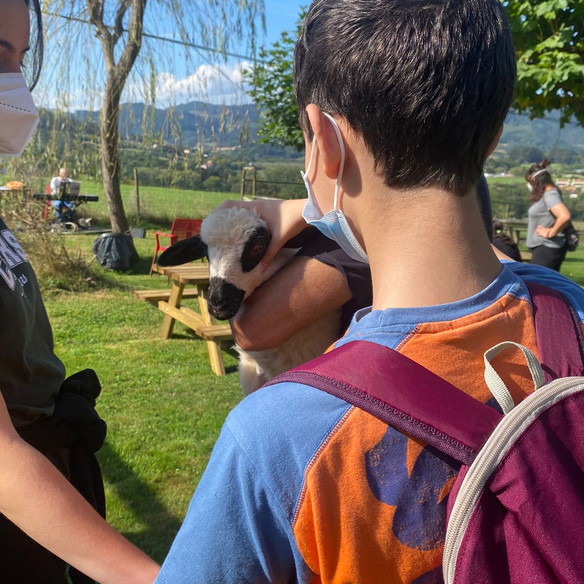 APNABI's tweet photo. ✌️😍 ¡Vaya día hemos disfrutado en #Basondo! Durante nuestro respiro de este fin de semana, los niños y niñas han podido acercarse a los animales y aprender mucho sobre ellos en el refugio de la fauna en #Urdaibai. https://t.co/UUI7w9wVJY