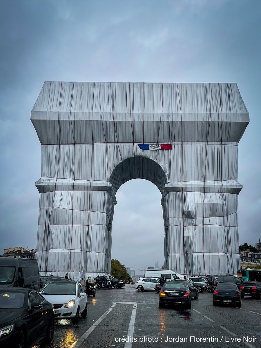 🔴 Deux jeunes habillés en peaky blinders sont venus ce matin à Paris depuis la Bourgogne pour accrocher une banderole « Honneur aux soldats morts pour la Patrie » sur l’Arc de Triomphe de #Christo.Plusieurs parisiens présents ont applaudi.Un N napoléonien retourné façon « Z » 👀