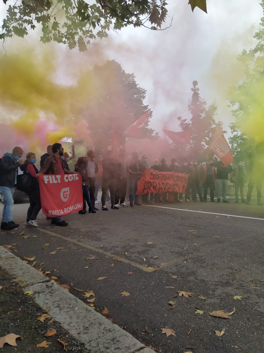 Filt_ER's tweet photo. Presidio davanti alle #Poste di via Zanardi a #Bologna dei lavoratori del magazzino #Nexive di Calderara https://t.co/vQ5e8d0S4U