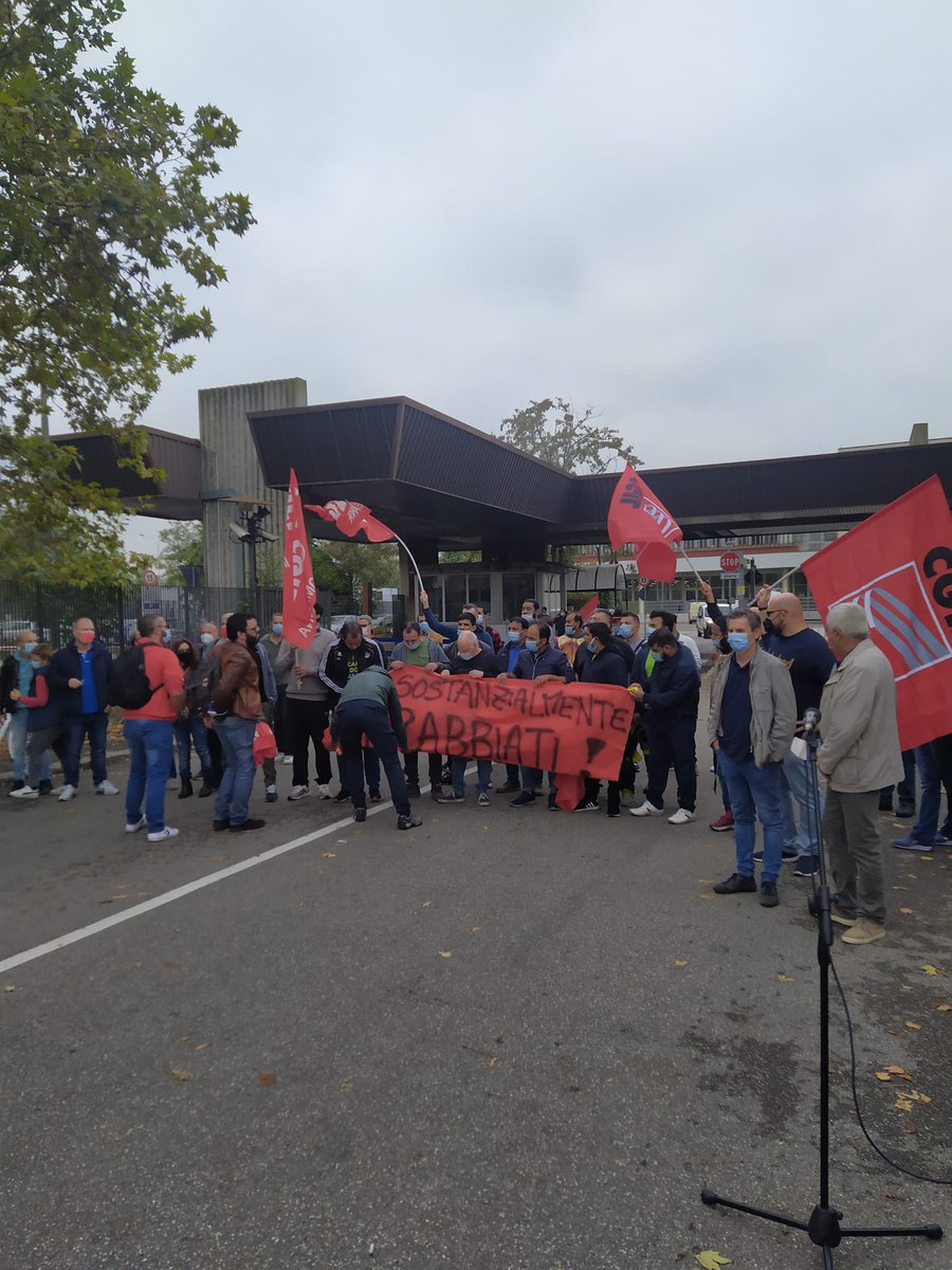 Filt_ER's tweet photo. Presidio davanti alle #Poste di via Zanardi a #Bologna dei lavoratori del magazzino #Nexive di Calderara https://t.co/vQ5e8d0S4U