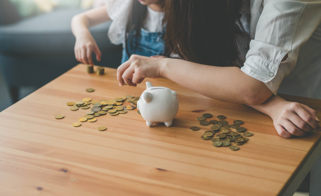 ecb's tweet photo. The annual growth of household deposits stood at 7.3% in August 2021. This marks a slowdown from the peak registered in February 2021 (9.5%), following the large accumulation of deposits at the beginning of the pandemic. Read our press release https://t.co/T63cE1Hrkp https://t.co/hv4XvyYA85