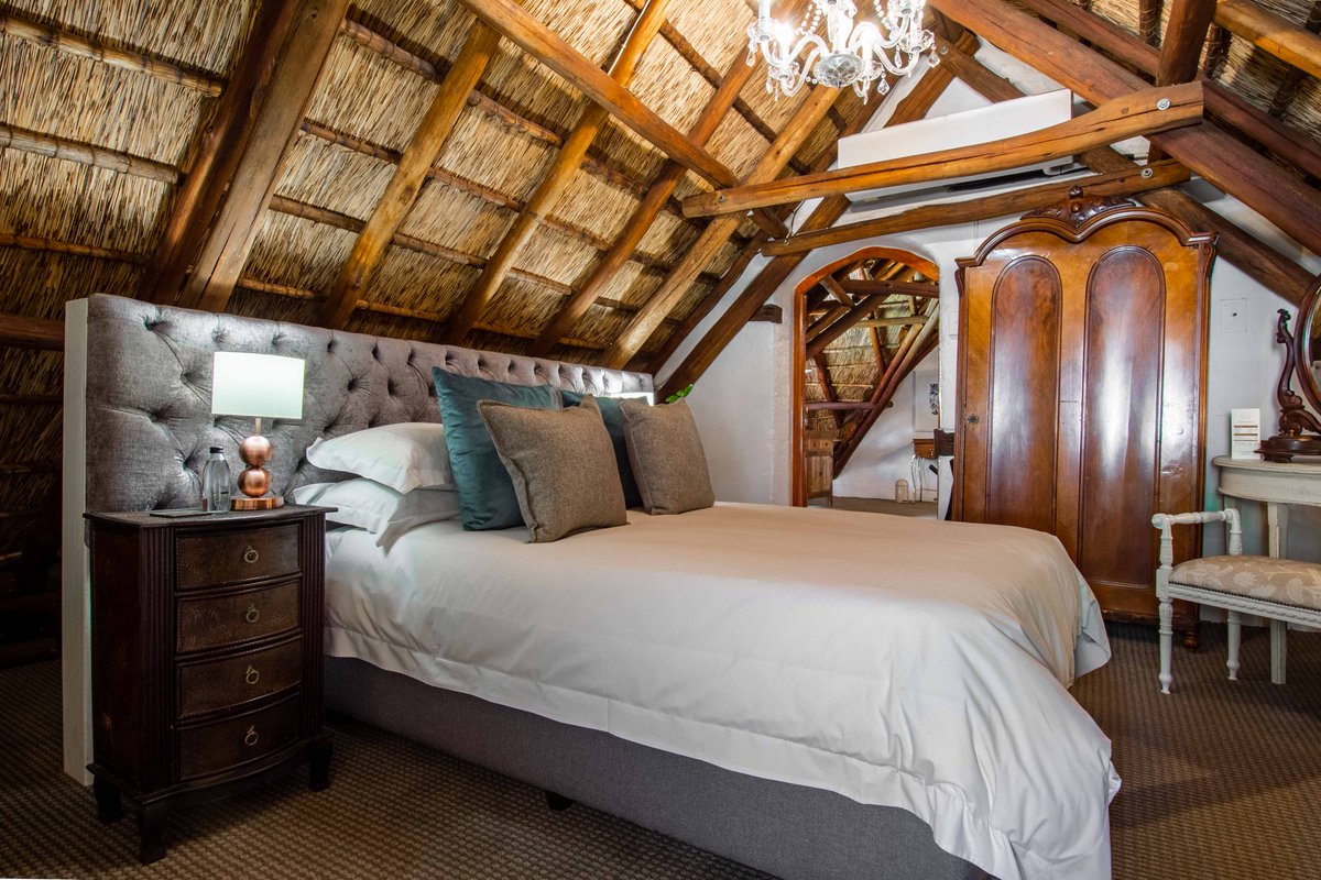 Why not enjoy a restful midweek escape in our luxury thatched-roof guesthouse. For more information check out weltevredenestate.com/accommodation.

#guestsuites #couplesstays #capewinelands #stellenbosch #breakaways #stunningviews