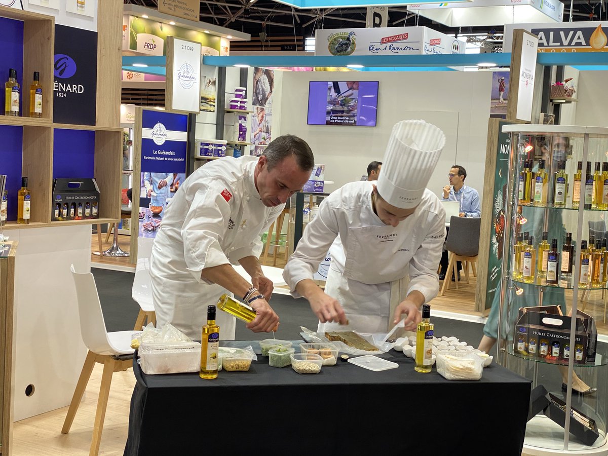 ⁦<a href="/christophehay1/">Christophe Hay</a>⁩ sur le stand des huiles gastronomiques Guénard ⁦@sirha_lyon⁩ ⁦<a href="/SirhaFood/">Sirha Food</a>⁩ ⁦<a href="/R_Qualite/">Collège Culinaire de France</a>⁩ ⁦<a href="/guideMichelinFR/">Le guide MICHELIN</a>⁩ ⁦<a href="/MCFconnecte/">Maîtres Cuisiniers de France</a>⁩