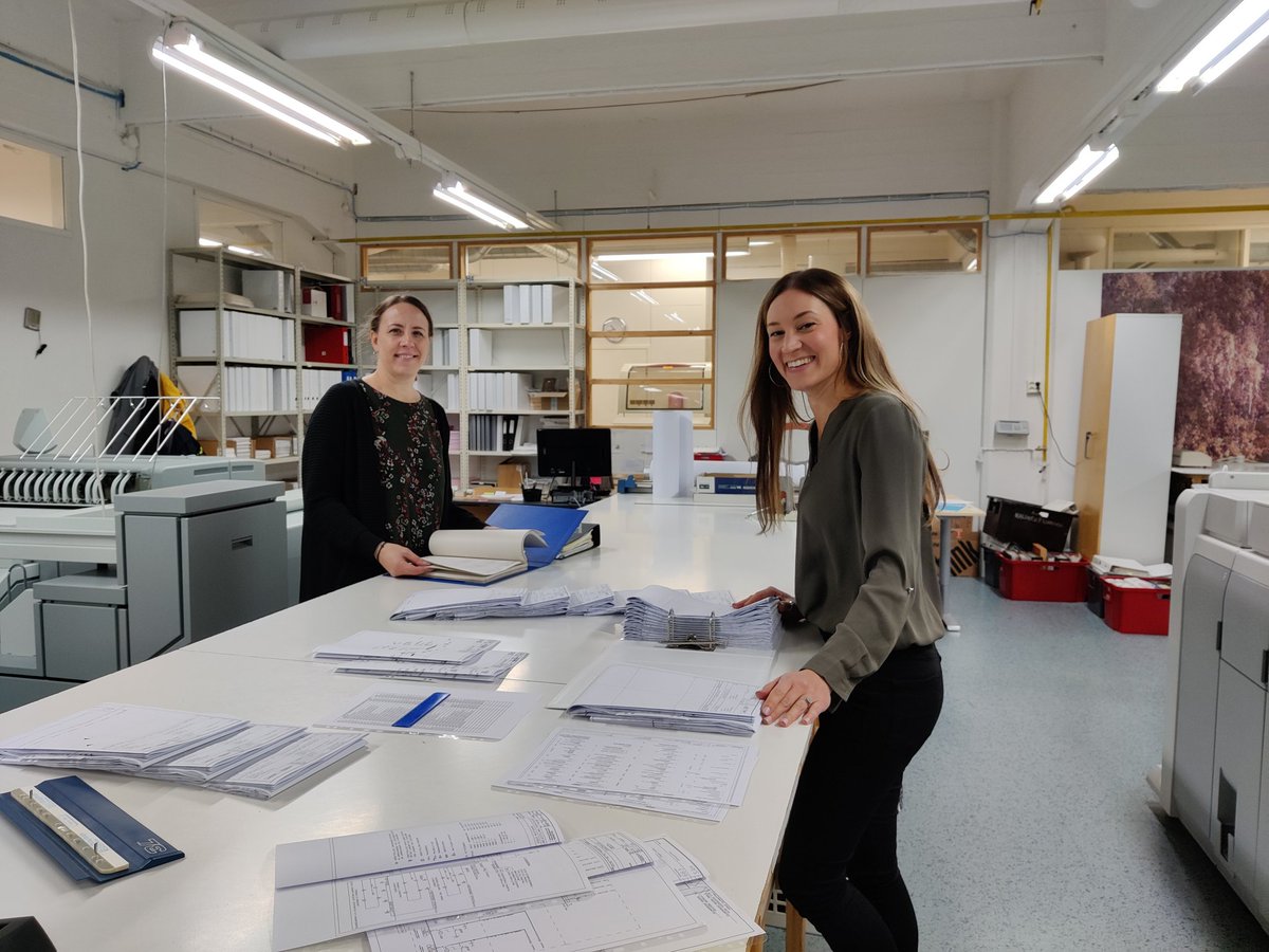 KiaLettelin's tweet image. @ProhocOy printtipuolella sain järjestää rakennusliikkeen tilaamat piirustukset kansioon (työ saa kestää 15 min ja minulla siihen meni ainakin 45 min 🤭) ja käväistä arkistossa etsimässä asiakkaalle kansioita. Kiitos Alena! #TutustuKolleganTyöhön #Prohoc