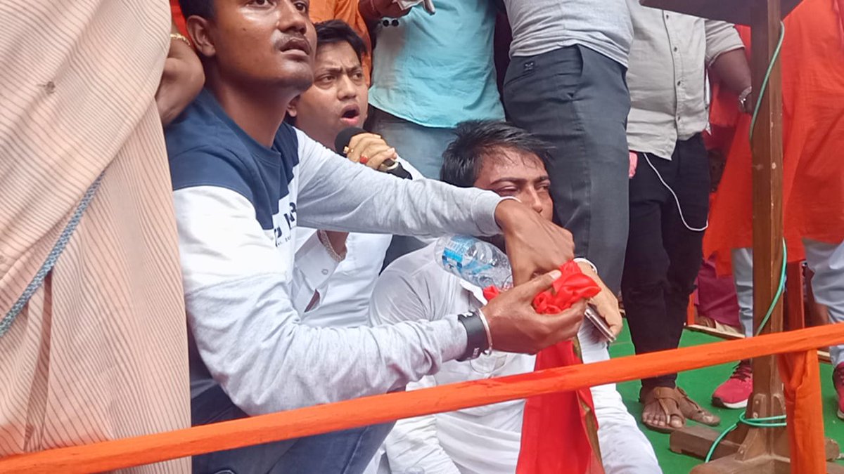 impriyankabjp's tweet photo. তৃণমূলের গুণ্ডাবাহিনীর হামলায় বিজেপি কর্মকর্তার এই রক্তের বিচার ভবানীপুরের মানুষই করবে। 

কেন বিজেপিকে এত ভয় মমতা ব্যানার্জীর? আপনার অত্যাচারের দিন শেষ হতে চলছে। #AbaroHarbeMamata https://t.co/oKE8wC2K3n