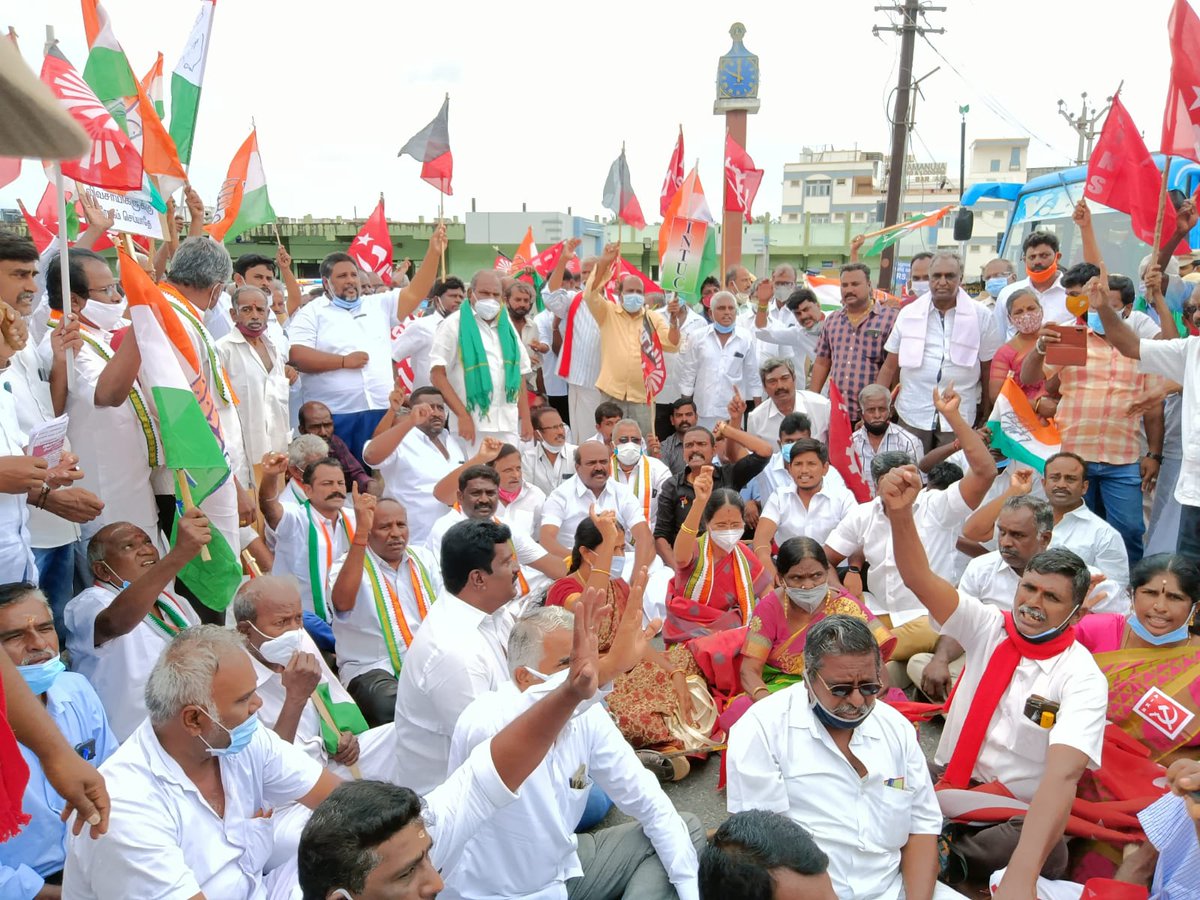 aviksahaindia's tweet photo. Bharat Bandh

From Punjab to Odisha, Haryana to Karnataka, Bharat Bandh has started showing its impact since morning. 

#BharatBandh | #आज_भारत_बंद_है 
#FarmersProtest | #FarmersProtest_StandsStrong https://t.co/bZ0Lxsj9RX