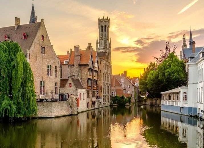 Ammiratissima cittadina medievale, Bruges è splendida e lo sa. Soprannominata da molti la Venezia del Nord per la presenza di canali che ricordano la Serenissima, è una meta a cui è difficile restare indifferenti. Il racconto di <a href="/LaGlobetrotter/">Diana Facile</a>

guidemarcopolo.it/articoli/idee-…