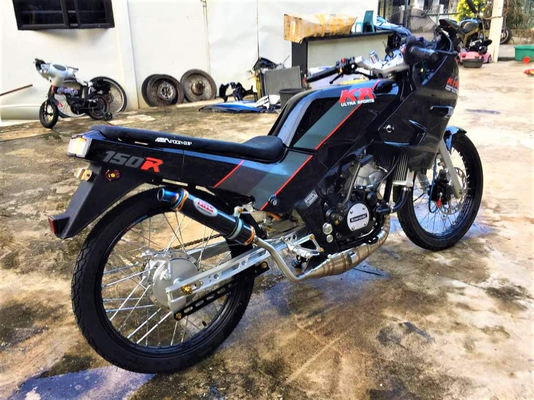 BikersRanger's tweet photo. Kawasaki KR150 atau lebih popular dengan panggilan kips petak rampil ranggi dengan ubahsuai ala THAILOOK ! 🔥‼️
credit sukri duyi
#thebikersranger #bikersranger #TBRraretrok #SangapThrottle #kawasaki #kr150 #krr150 #kips #kipspetak https://t.co/5oABXwBFEi
