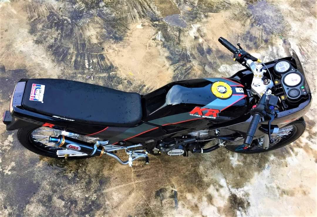 BikersRanger's tweet photo. Kawasaki KR150 atau lebih popular dengan panggilan kips petak rampil ranggi dengan ubahsuai ala THAILOOK ! 🔥‼️
credit sukri duyi
#thebikersranger #bikersranger #TBRraretrok #SangapThrottle #kawasaki #kr150 #krr150 #kips #kipspetak https://t.co/5oABXwBFEi