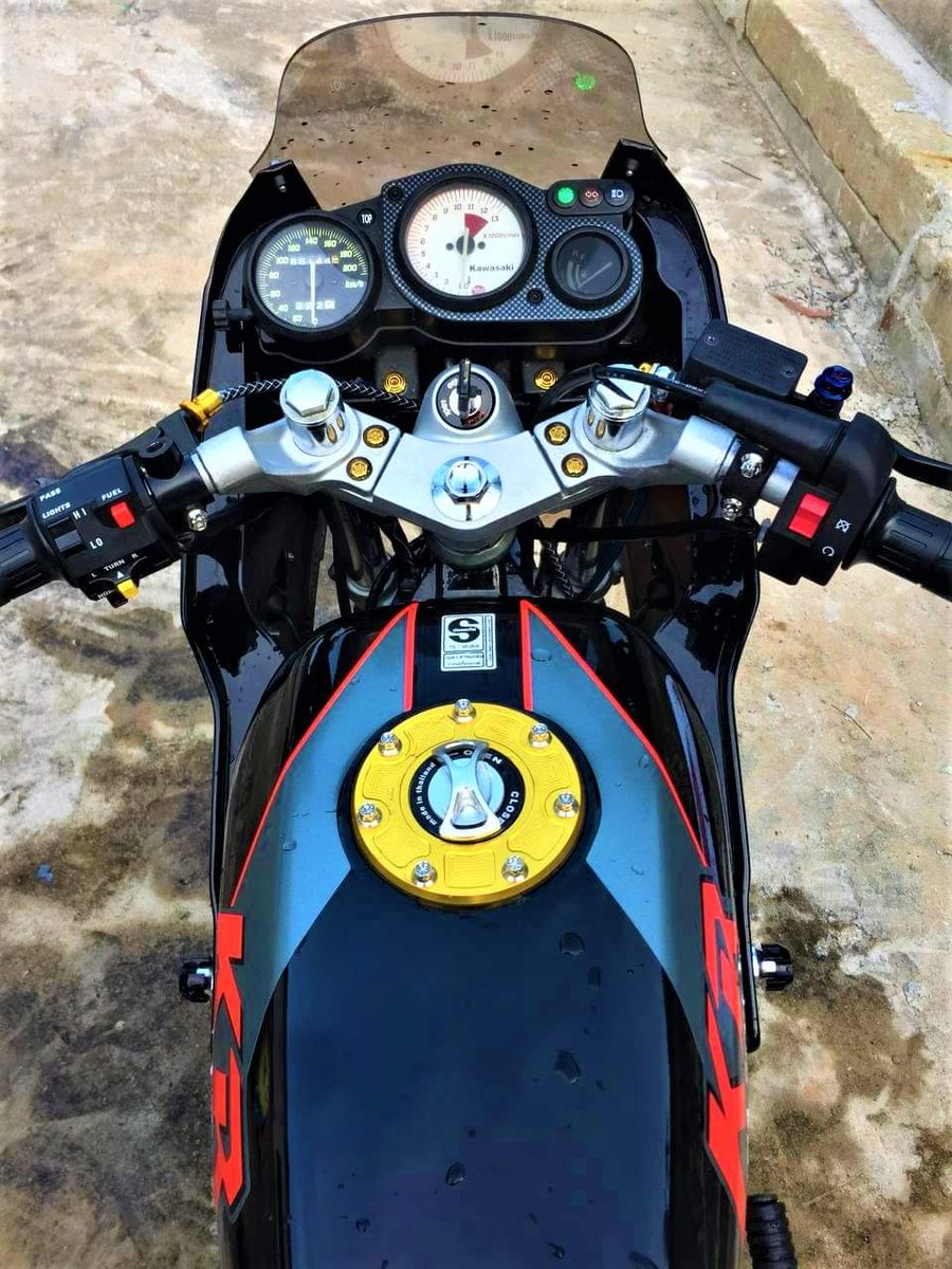 BikersRanger's tweet photo. Kawasaki KR150 atau lebih popular dengan panggilan kips petak rampil ranggi dengan ubahsuai ala THAILOOK ! 🔥‼️
credit sukri duyi
#thebikersranger #bikersranger #TBRraretrok #SangapThrottle #kawasaki #kr150 #krr150 #kips #kipspetak https://t.co/5oABXwBFEi