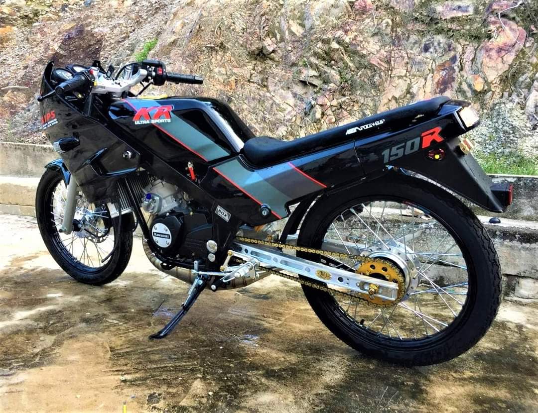 BikersRanger's tweet photo. Kawasaki KR150 atau lebih popular dengan panggilan kips petak rampil ranggi dengan ubahsuai ala THAILOOK ! 🔥‼️
credit sukri duyi
#thebikersranger #bikersranger #TBRraretrok #SangapThrottle #kawasaki #kr150 #krr150 #kips #kipspetak https://t.co/5oABXwBFEi