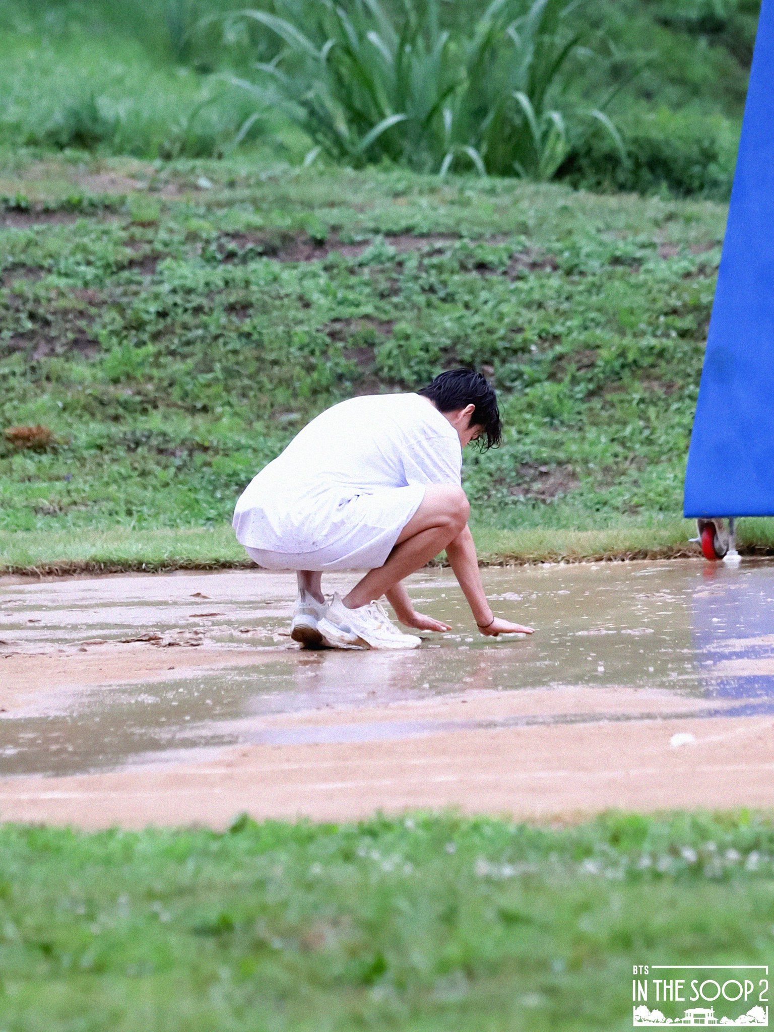 FAR2d7HVEAwYlJZ?format=jpg&name=large