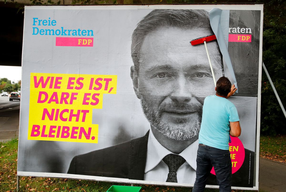 OZugel's tweet photo. Christian Lindner has come out as one of two kingmakers, the other being the Green Party. When asked what could be easier for the FDP to achieve with the Social Democrats (SPD) and Greens than with Merkel's conservatives, Lindner replied:
"The legalization of cannabis.” https://t.co/6NiYutS6in
