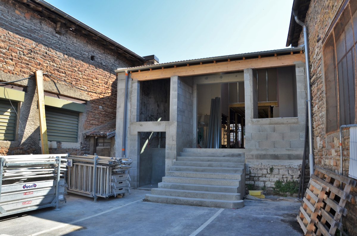 A #Mâcon, Maud #Griezmann, la sœur du célèbre footballeur, investit dans le secteur culturel. Après avoir racheté l’ancienne salle des ventes, elle réhabilite le bâtiment pour le transformer en un complexe culturel inédit. Via <a href="/lejsl/">Le Journal de Saône-et-Loire</a> 
➡️ urlz.fr/gw9Z