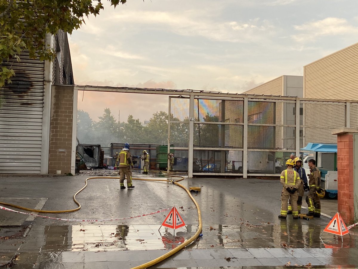 XavierAmate's tweet photo. ACTUALITZACIÓ
⚠️Aquesta matinada s’ha extingit l’incendi de la nau industrial de Camí Ral de València amb Carrer Molinot.
#Bombers retira el dispositiu i revisaran la zona per comprovar fumeroles i descartar punts actius.
@AjCastelldefels @PC_Castelldefel @bomberscat
#Extingit https://t.co/wUNBP0qqAY