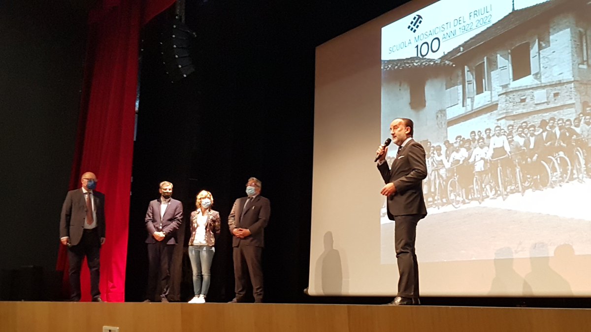 Si è inaugurato il nuovo anno formativo della Scuola <a href="/mosaicisti/">Scuola Mosaicisti</a> del Friuli, il centesimo! La cerimonia di apertura si è svolta al Teatro Miotto con l'Assessore Barbara Zilli, l'europarlamentare Marco Dreosto e il sindaco di Spilimbergo Enrico Sarcinelli.
#Mosaico #FVG
