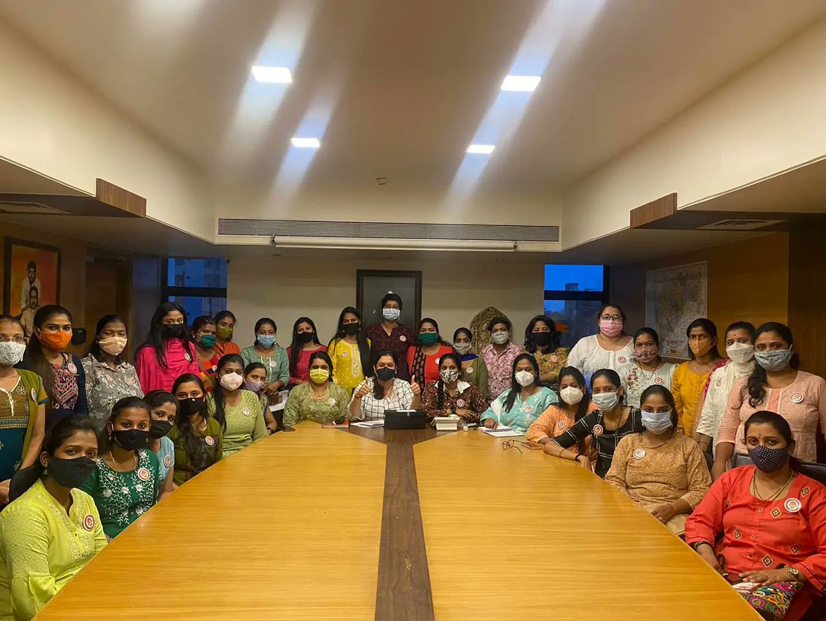 nowdurga's tweet image. जागतिक कन्या दिनाचे औचित्य साधून @suprada17 व @subhasini_muthu यांच्यासोबत विभाग अधिकारी, मुंबई समन्वयक, सहसचिव, विस्तारक यांची बैठक घेतली.
&apos;बेटी बचाओ, बेटी पढाओ&apos;च्या संदेशाचे बिल्ले पाठवल्याबद्दल खा. @GajananKirtikar जी यांचे आभार!

Chief @adityathackeray ji
@yuvatiyuvasena