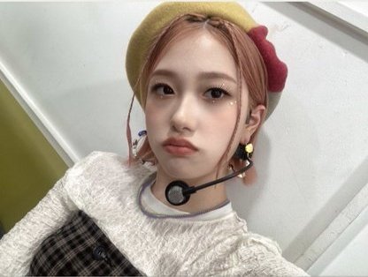 syelon's tweet photo. a little bored while waiting for our turn to record talk and talk for today, so I decided to take a photo so that my boredom quickly disappeared and left. https://t.co/ey0t7P08WB