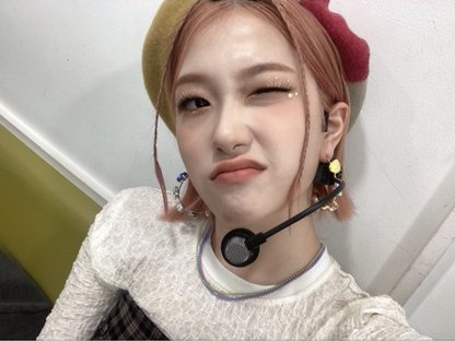 syelon's tweet photo. a little bored while waiting for our turn to record talk and talk for today, so I decided to take a photo so that my boredom quickly disappeared and left. https://t.co/ey0t7P08WB