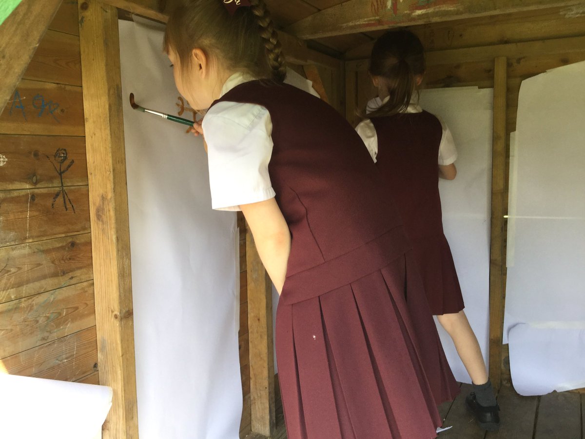 ThomasYear3's tweet photo. We have done some Stone Age cave painting in the hobbit hole #gstceart https://t.co/inXzlFtDKv