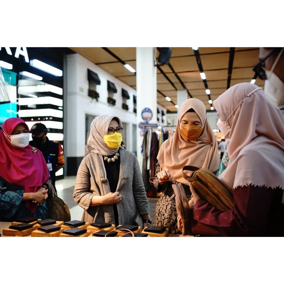 Dukungan terhadap para pelaku usaha Pasar Kreatif 2021, Ketua Dekranasda Kota Bandung Ibu Hj. Siti Muntamah, S.A.P, didampingi Kepala Dinas Perdagangan dan Perindustrian Kota Bandung, menggunjungi Pasar Kreatif 2021 di mall Paris Van Java (PVJ) Bandung