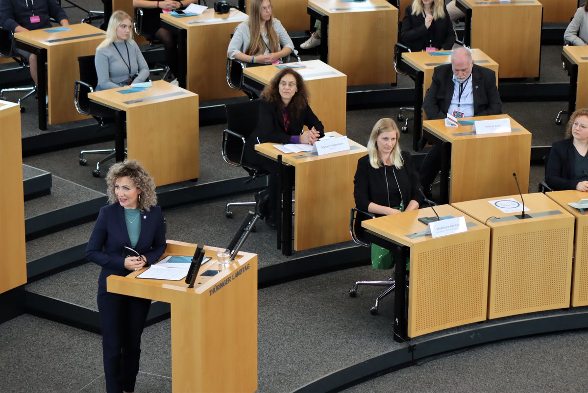 gruenethl's tweet photo. Unsere Abgeordnete @henfling_m nimmt heute am 4. #Achava Schülerforum teil. In Gesprächen &amp; Workshops wird den Kindern &amp; Jugendlichen aus Thüringer Schulen die jüdische Geschichte &amp; Kultur näher gebracht. [1/2] https://t.co/yG6cN9kke3