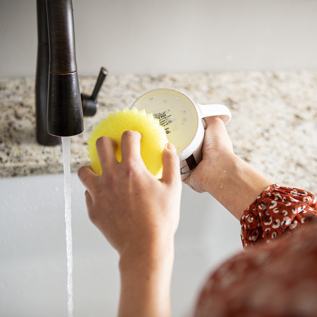 scrubdaddy_uk's tweet photo. Scrub Daddy can remove sticky label adhesive with ease ๐ #cleananythingwithasmile #tips #hacks #trythisathome #sponge #scourer #ScrubMommy #ScrubDaddy #ScratchFree #Sponge #Hinching #Hinchers #MrsHinch #Cleaning https://t.co/W7upEIoKQ6