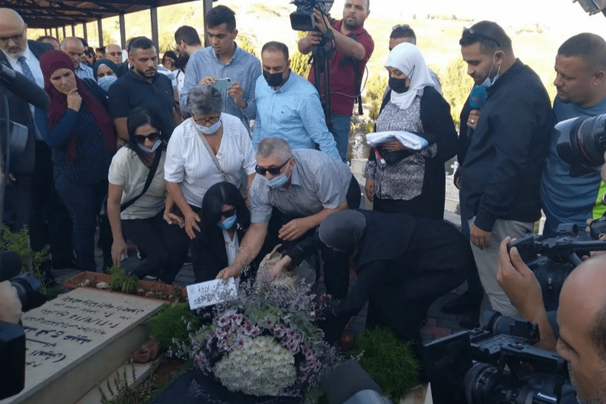 AndrewIvan9's tweet photo. Released, Palestinian Khalida Jarrar visit's her daughter's grave https://t.co/VoAwmeDfhp https://t.co/oLsIsQJV6I