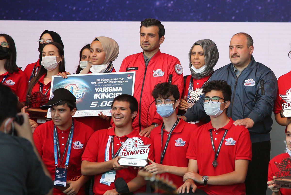 Tuzla Kampüsü öğrencilerimiz Berke Çiçek ve Alper Çamlı, Çanakkale Biga Kampüsü öğrencilerimiz Miray Yılmaz ve Zeynep Doğan TÜBİTAK Kutup Araştırmaları Proje Yarışması’ndaki 2.lik ödüllerini #TEKNOFEST2021’de Bakanımız <a href="/varank/">Mustafa Varank</a> ve TEKNOFEST Yönetim Kurulu Başkanı <a href="/Selcuk/">Selçuk Bayraktar</a>’dan aldı.