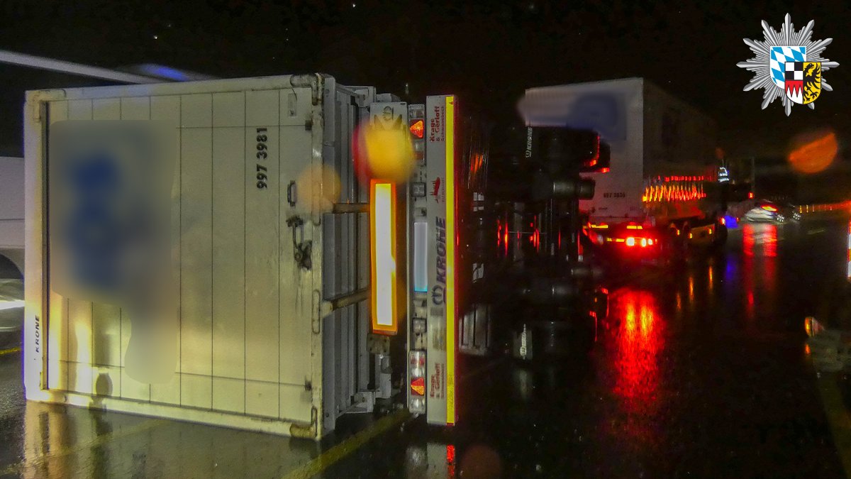 PolizeiMFR's tweet photo. Wegen eines #Lkw-Unfalls war die #A9 heute Nacht gesperrt. Ein #Pkw-Fahrer wollte nicht warten und fuhr mit #Lichthupe durch die #Sperre. Dabei kam es zum #Unfall mit einem Sicherungsfahrzeug.

Ein Urintest beim Pkw-Fahrer war positiv auf #Kokain.  #315c

https://t.co/TxnXVGwDN6 https://t.co/d0zGTYQleD