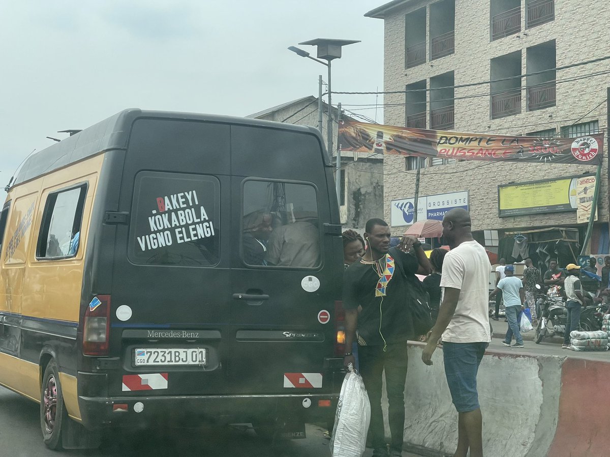 central_sage's tweet photo. Juste au sortir du saut-de-mouton de #bitabe , un chauffeur stationne et ramasse ses clients ! 

Civisme pardon https://t.co/OD6dxZBvWz