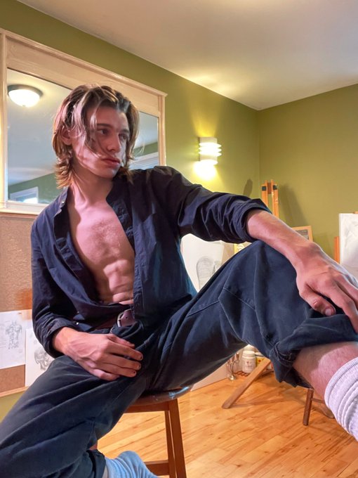 I&rsquo;ve been painting nonstop since I got back from NYC, its so good to back in my element again &hearts;️ Who<a href="/tag/newprofiepic"class="tags"><span>#newprofiepic</span></a>