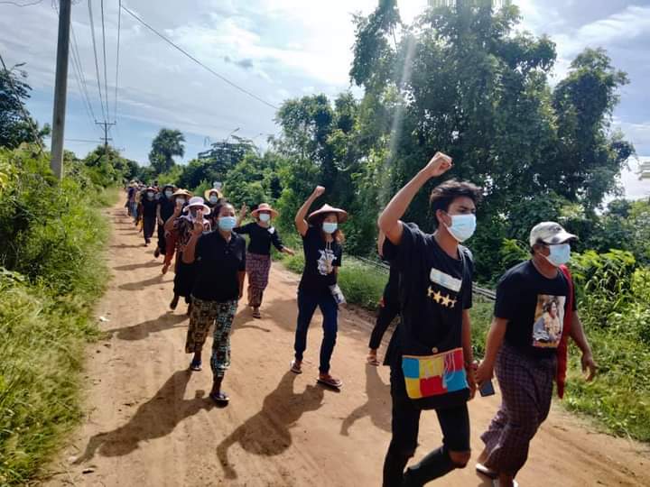 KaungKhantHto10's tweet photo. Residents in the eastern part of Yinmarbin and northern part of  Salingyi  joined hands to stage a rebellion  marking 6-month anniversary of martyrdom &amp; 30th birthday of Ko Pho Chan.

#FreezePaymentsToJunta
#Sep27Coup 
#WhatsHappeningInMyanmar https://t.co/qSILCkf1ac