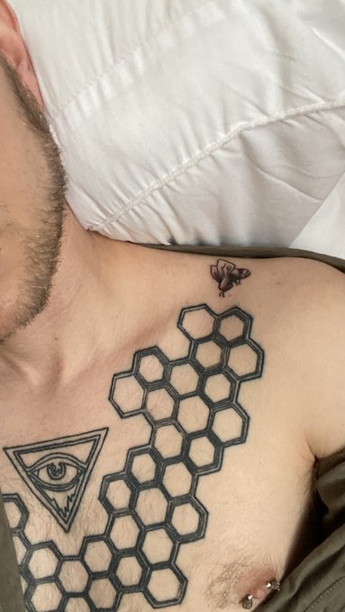 Got a little bumblebee to go with my honeycomb chest piece while at the expo 😁 fits in well. Gunna have<a href="/tag/newprofilepic"class="tags"><span>#newprofilepic</span></a>
