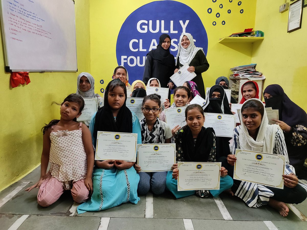 gullyclasses's tweet photo. Finally 1st Batch of Mehndi Course successfully completed. Soon we will begin with second batch.
• Certificate distribution by GCF.
• Education for all by GCF
#Mumbai #Mehndicourse #Eduforall #gcf #India #GullyClasses https://t.co/jJQ1Wz4b8Z